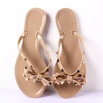 Горячие женские вьетнамки 2022, летняя обувь, крутые пляжные сандалии на плоской подошве с заклепками и большим бантом, брендовая желейная обувь, сандалии для девочек, размер 36-42