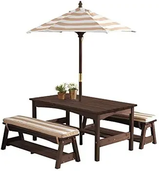 Набор деревянных столов и скамеек с подушками и зонтиком, детская мебель на заднем дворе, эспрессо с овсянкой и тканью в белую полоску,